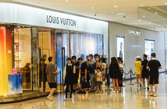 ▲成都lv專賣店前,顧客排起了長龍。