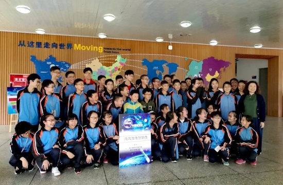 航空工业成飞科协在学校开展航天日活动