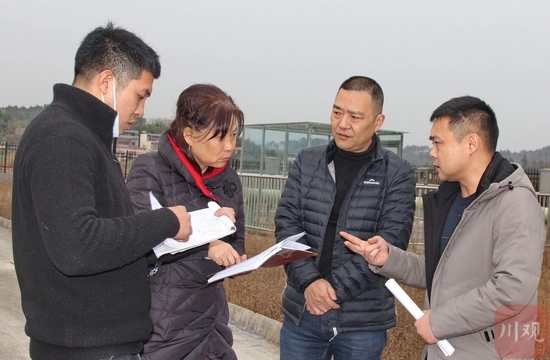 省人大代表刘春香（左二）在中江县龙台镇走访调研收集建议。
