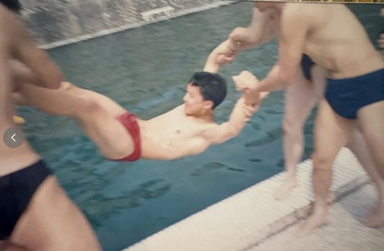 我们把王铜扔进水中