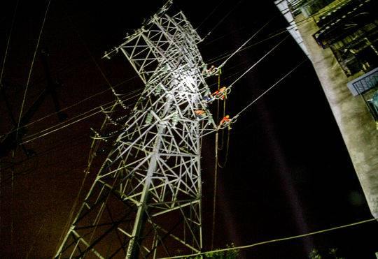 暴风雨袭击巴中达州 近60万用户停电 8日中午