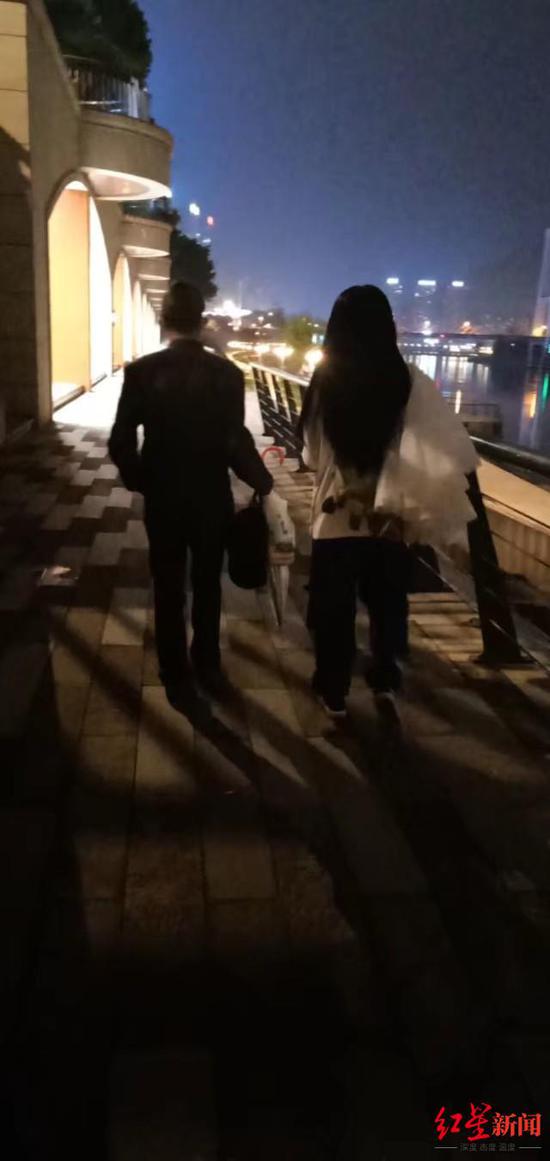 ↑父親黃某到南充市,小依陪其散步。圖據受訪者