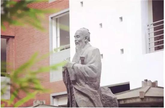 ▲默默守护的孔夫子