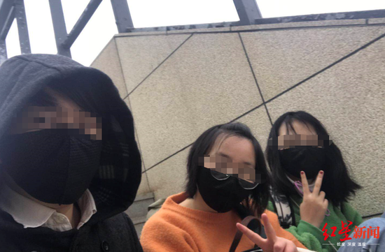 滯漢期間的李先生和家人 圖據受訪者