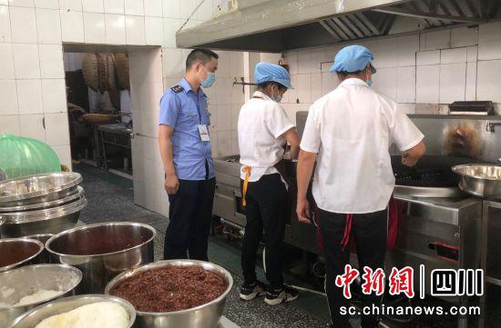 嚴(yán)格監(jiān)管學(xué)校食品安全(榮縣市場監(jiān)管 供圖)