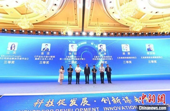 　四川省委副书记、省长黄强为第七届“海科杯”全球华侨华人创新创业大赛获奖者颁奖。　安源 摄