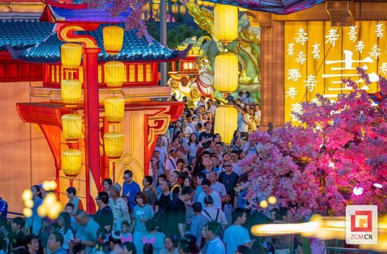 游客观灯 叶卫东 摄