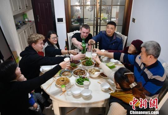 “洋女婿”Liam McCarthy与亲朋举杯贺新春。 刘忠俊 摄