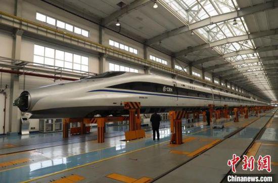 成都動車段工作人員給動車“換腳”。 周兵 攝