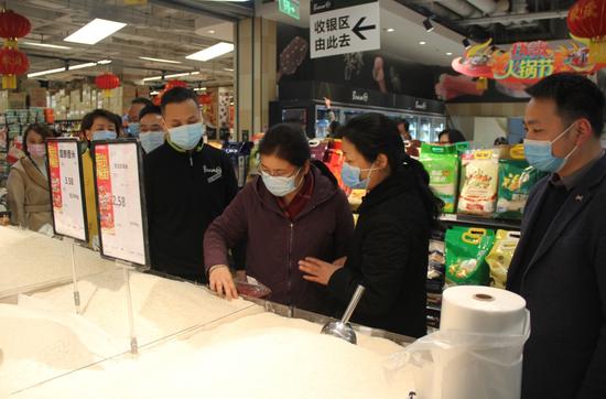 四川省粮食和物资储备局查看超市粮油物资储备情况 摄影 王成栋