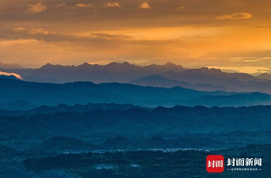 　陈浩森在距离成都100多公里外的雅安名山区拍摄到的邛崃夹关镇