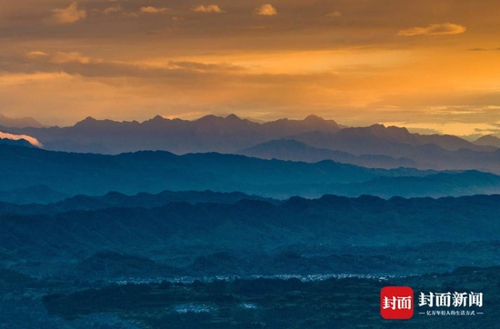 陈浩森在距离成都100多公里外的雅安名山区拍摄到的邛崃夹关镇