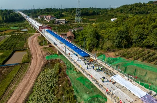 成自宜高鐵進(jìn)入無砟軌道全面施工階段。成蘭鐵路公司供圖