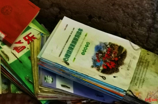 ▲巖洞中王某看的書
