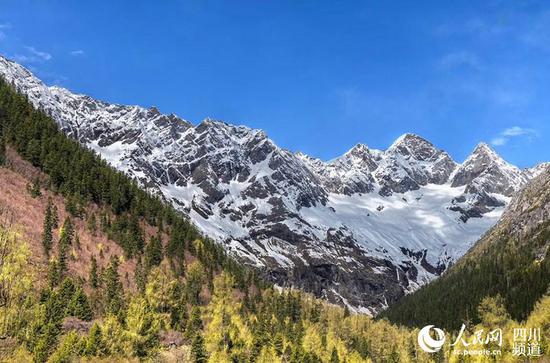 洛格斯神山附近的美景(图片由达古冰山管理局提供)