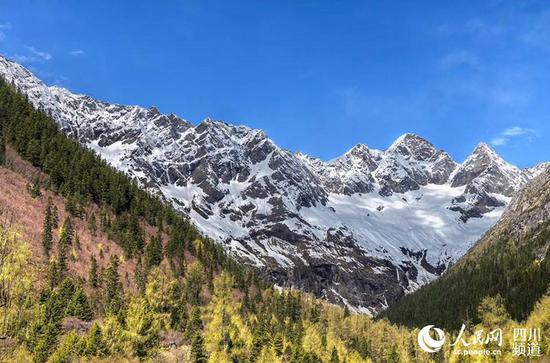 洛格斯神山附近的美景（图片由达古冰山管理局提供）