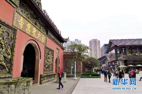 大慈寺前,是西南最时尚的购物仿古街区太古里。新华社记者 刘坤 摄