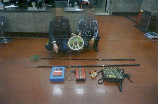 朱某(左)和王某指认作案工具。渝北区检察院 供图