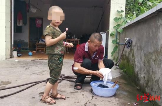 老王帶了小熊三年半