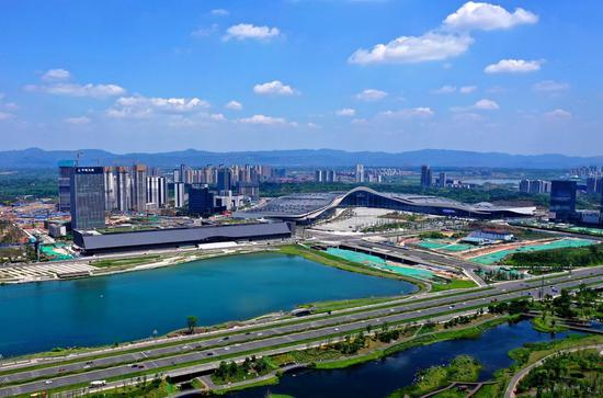 　　在大开大阖、显山露水的布局中，天府新区通过精雕细琢专注美学呈现，将城市从“意境”带入“画境”。