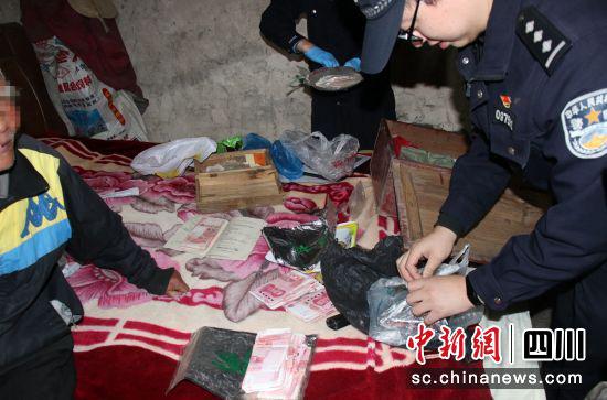 民警幫老人找出存放家中的現(xiàn)金(榮縣警方 供圖)