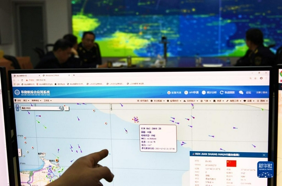12月12日，烟台海事局工作人员在介绍事发海域位置情况。新华社记者 李紫恒 摄