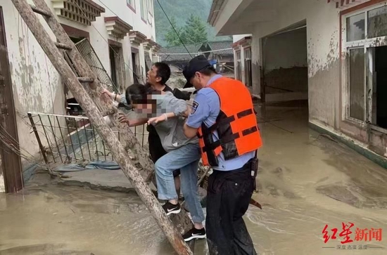 ↑民警救援被困群眾