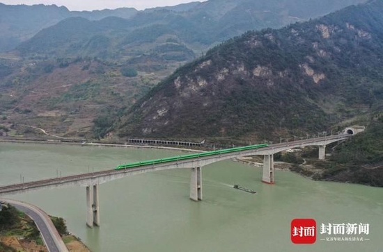 “绿巨人”行驶在新成昆铁路上。封面新闻记者 杨涛 摄