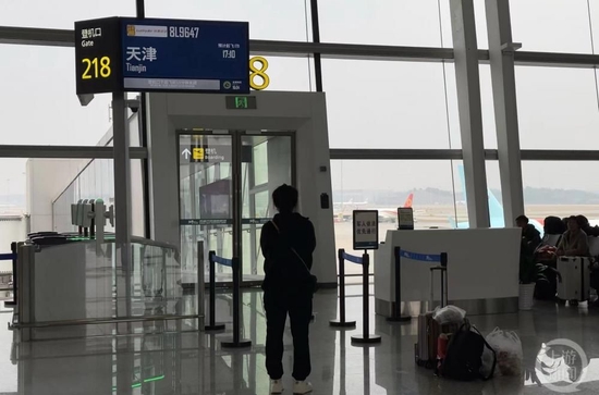 ▲祥鹏航空等差异化服务航空公司在登机口检查旅客行李是否合规。摄影/上游新闻记者 胡磊