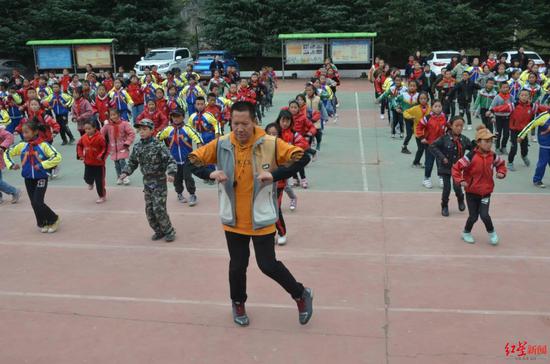 23日上午，校长带领着400多名学生跳鬼步舞