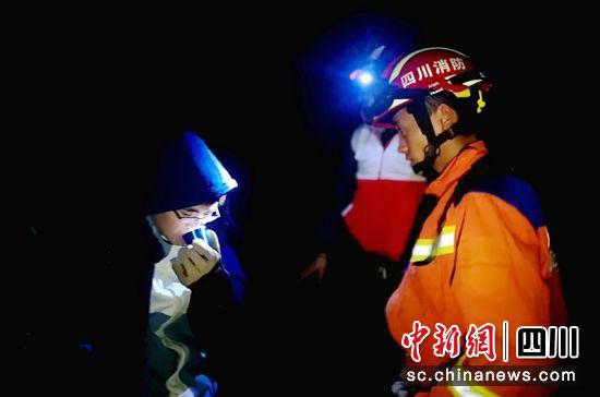 消防救援人員給被困驢友(左1)遞上葡萄糖水補充體能。