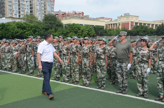 校长潘先根正在阅兵