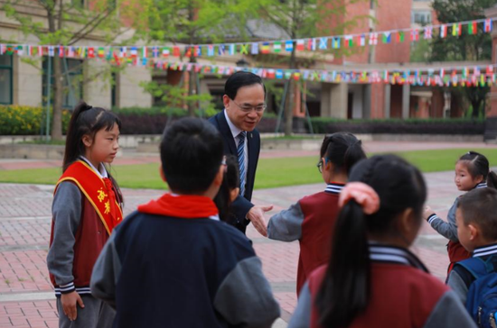 与学生互动