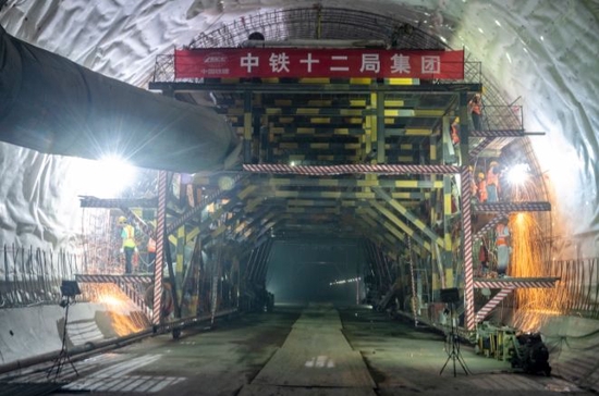 5月30日,成自宜高鐵全線最長的白云山隧道貫通。成蘭鐵路公司供圖