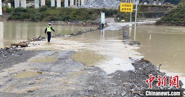 国道247线九环东线平武白马至黄土梁沿线道路漫水,多处道路受损。 平武交警大队提供 摄