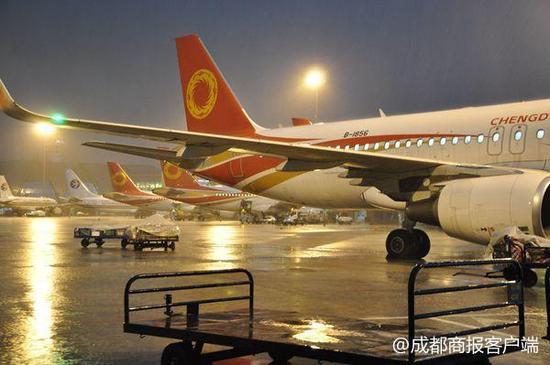 成都机场一天三次遭遇极端雷暴天气 滞留旅客超万人