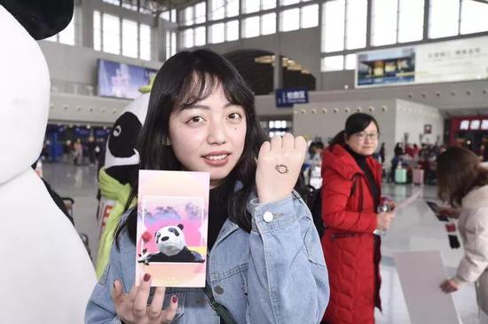 这个小姐姐说,盖个成都熊猫儿阔以“暖心暖手“。