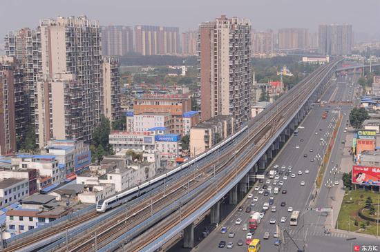↑动车奔驰在成灌铁路上(图源东方IC)