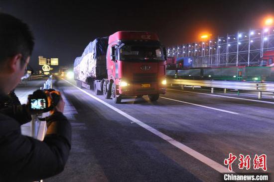 1月1日凌晨，取消省界收费站后，货车无阻断通行。四川省交通运输厅供图