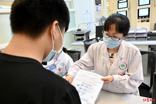 工作人員向志愿者介紹流程