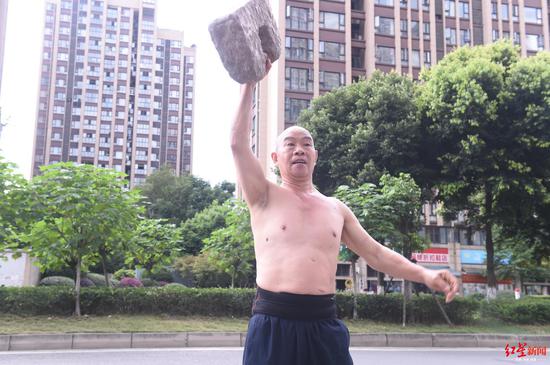 ↑黄保全锻炼身体。
