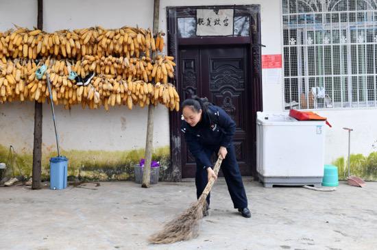 　覃馨熠在引导村民保持环境卫生