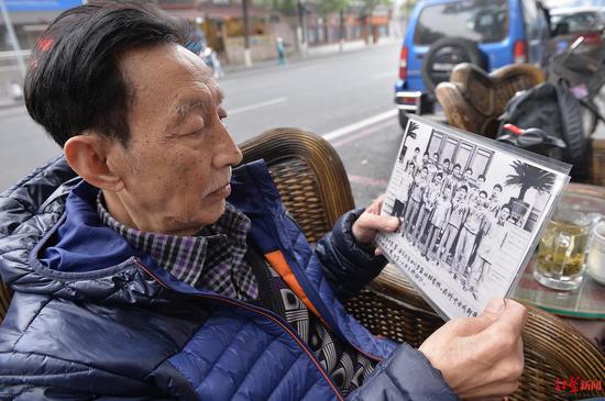　2016年3月19日，成都市金陵横街，四川男篮元老级人物蒋克礼老人在看当年的老照片 （成都商报资料图片）