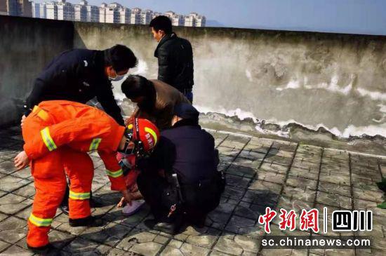 成功營救(榮縣警方 供圖)