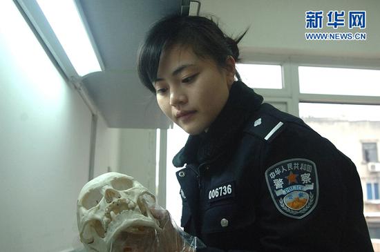 2009年12月30日，陈德智在四川省成都市公安局锦江区分局刑事科学技术室做法医人类学颅骨检验。
