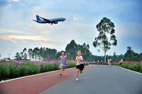 2018年6月30日,几位小朋友在成都空港花田游玩。张青青摄