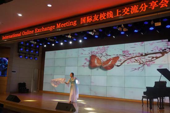 对外交流中心学生赵凯羽表演舞蹈《梁祝》