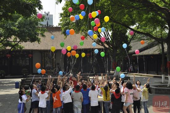 10岁集体生日，“罗汉娃”在罗汉寺放飞气球