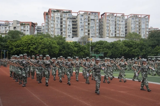 各方队正在接受阅兵