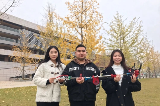 吉利学子发明的“便携式菠萝辅助采摘器”荣获“第二届四川省大学生智慧文旅作品创新创作大赛”一等奖